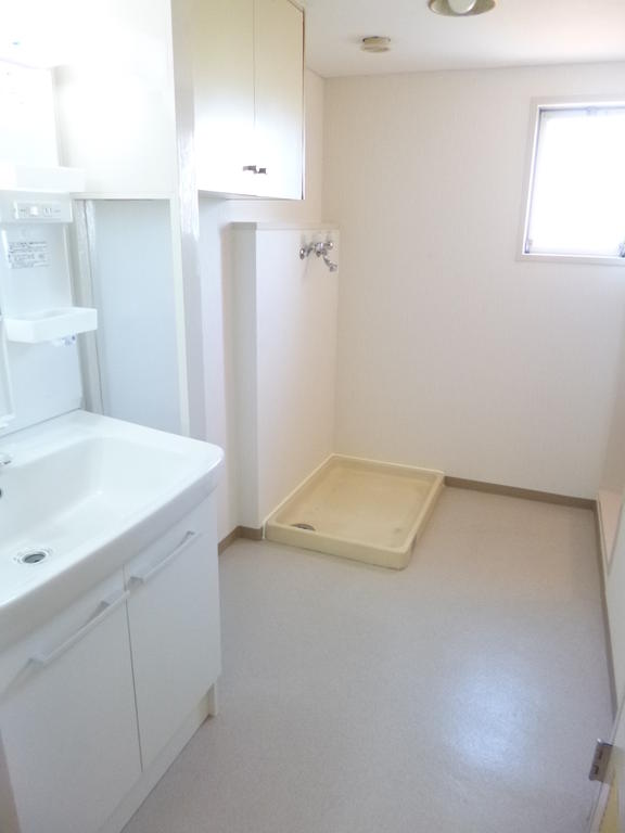 Washroom. A bright, clean feeling, It is the washroom