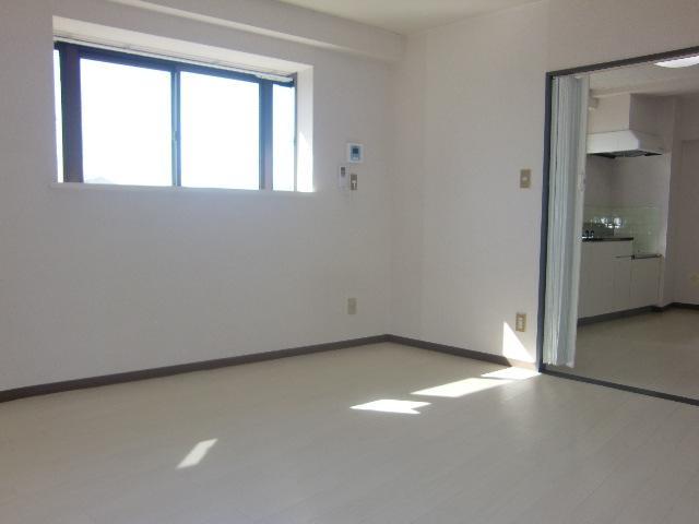 Living and room. Western-style 7.5 Pledge