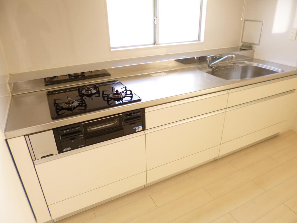 Kitchen. 3-burner stove equipped.