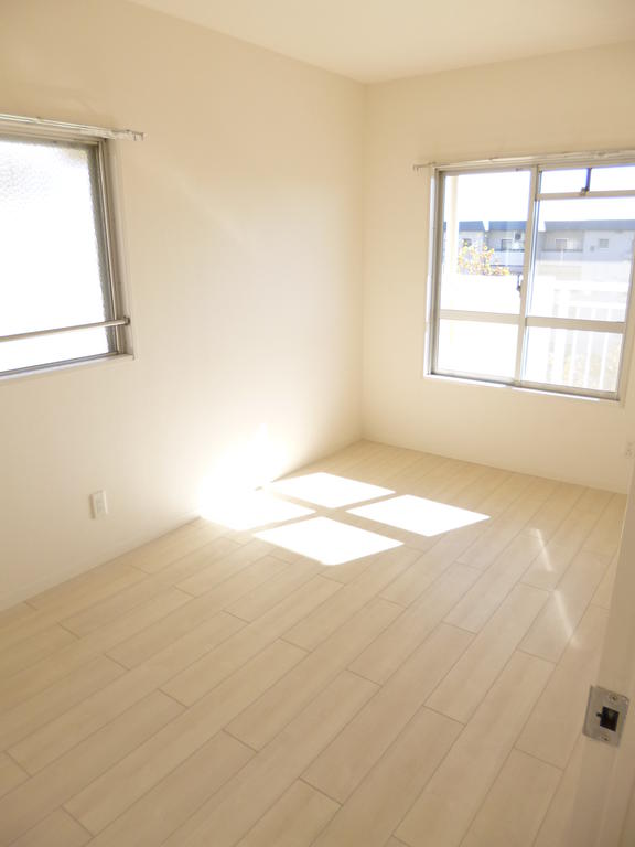 Living and room. Since the corner room two-sided lighting