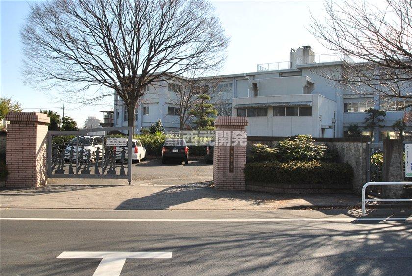 Primary school. To the second elementary school 710m