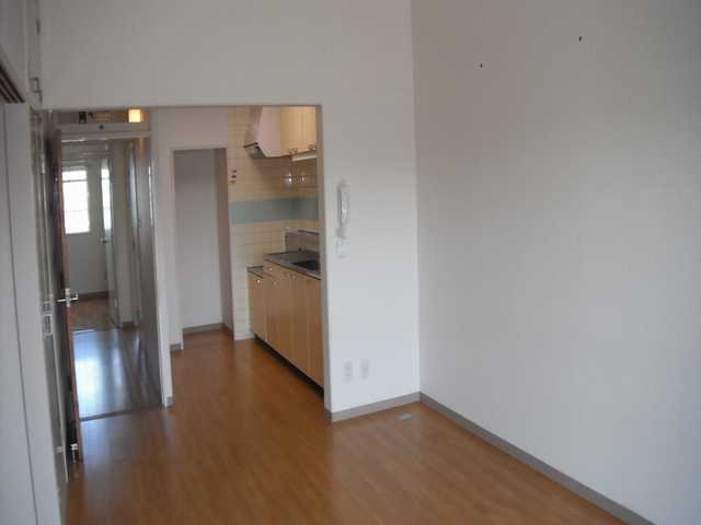 Living and room. For the south-facing, Day is good. Bright