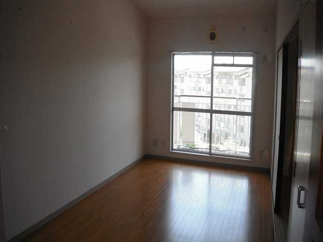 Living and room. Can you spacious 8-mat of DK