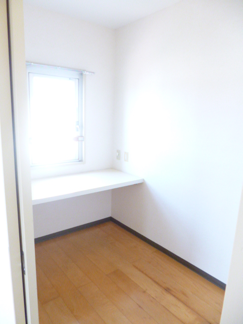 Other room space. Study rooms. Bright is.