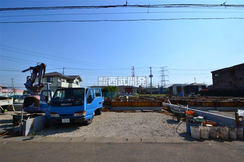 Local photos, including front road. 4 Building site (October 2013) Shooting