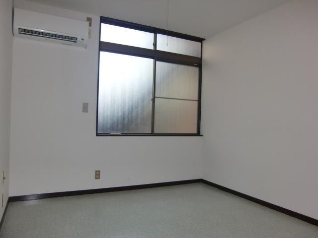 Living and room. Room 2