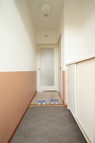 Entrance. Clean and stylish entrance