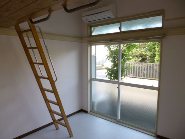 Living and room. There is a feeling of opening a large window.