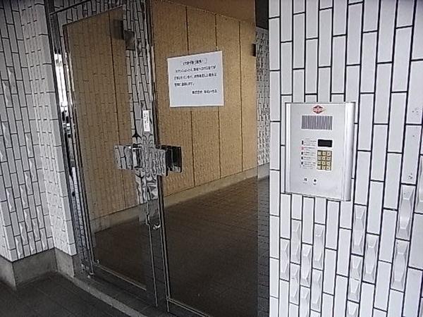 Entrance. With auto lock of peace of mind