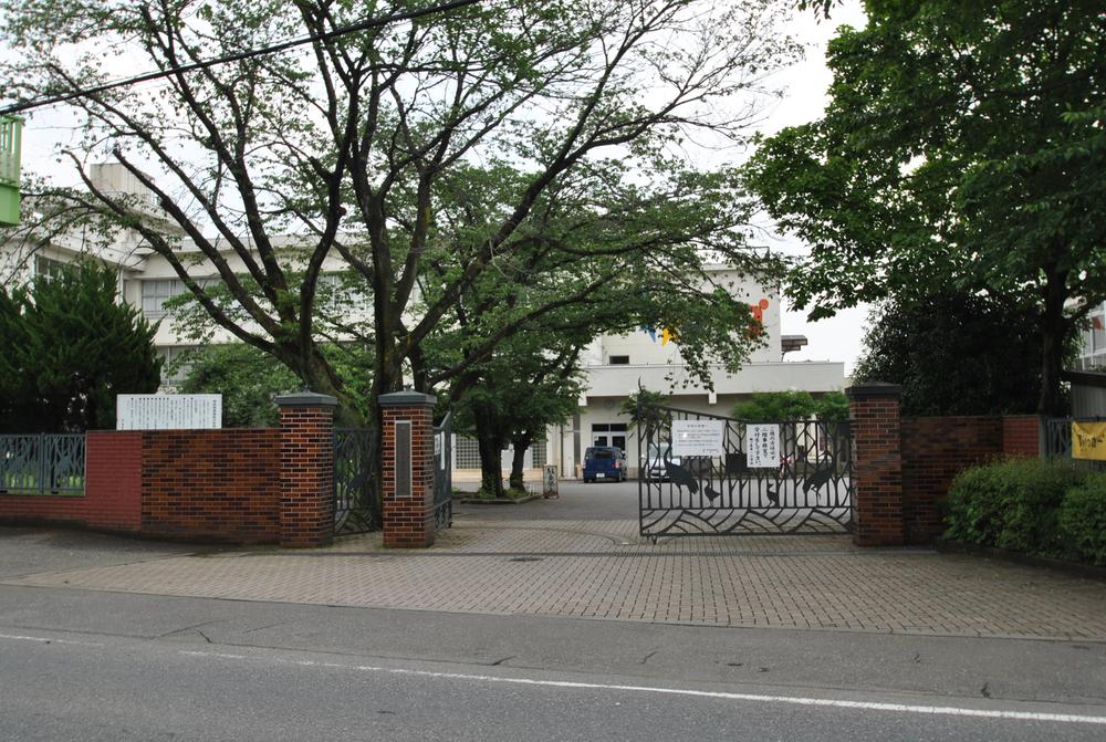 Primary school. 960m to Tsurugashima first elementary school