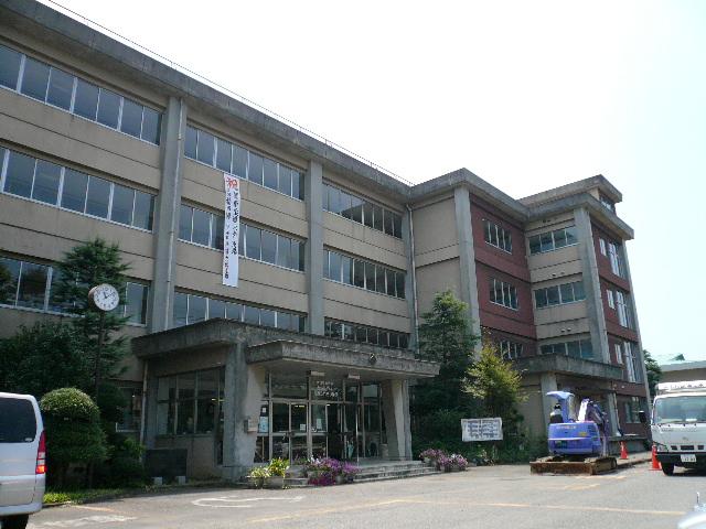 Primary school. 660m to Fuji elementary school