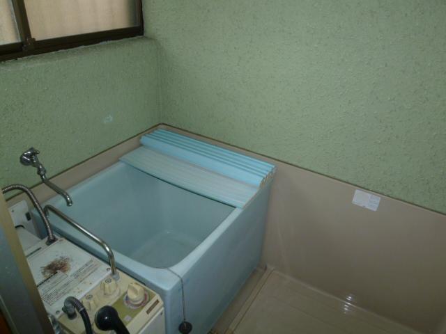 Bath. Bus (the same type)