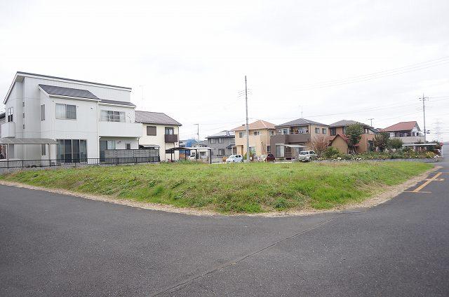 Local photos, including front road. Local (11 May 2013) Shooting