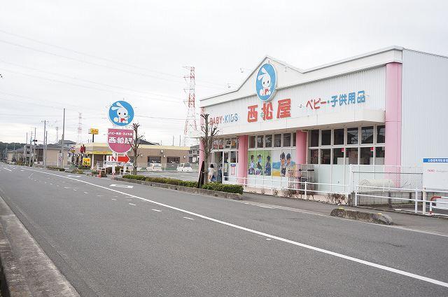 Shopping centre. 371m until Nishimatsuya Tsurugashima shop