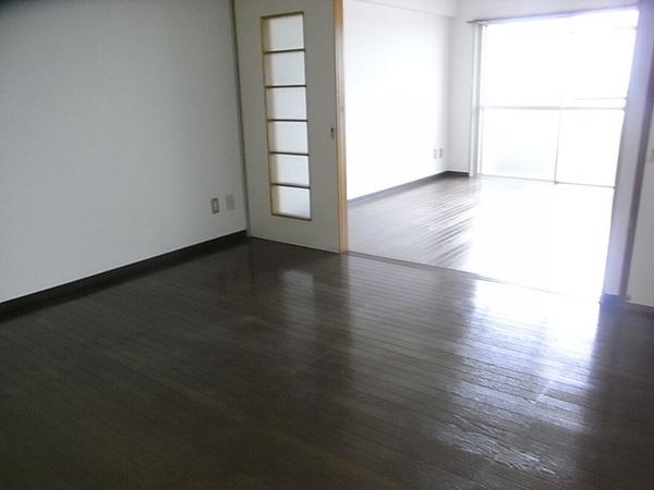 Living and room. Spacious living room