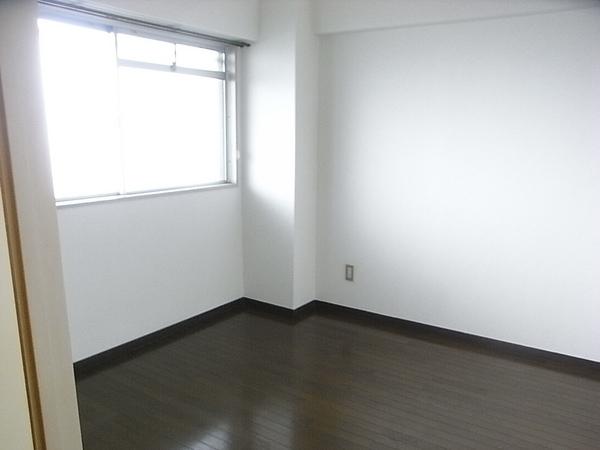 Other room space. Bright Western-style