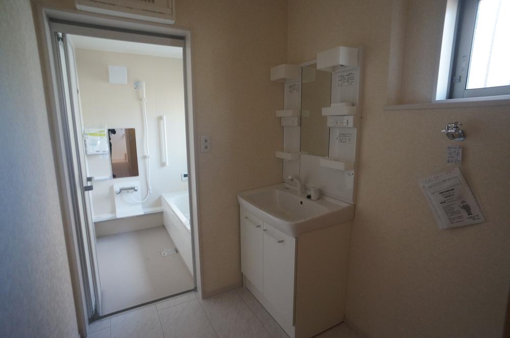 Wash basin, toilet. Indoor (12 May 2013) Shooting