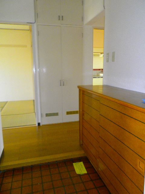 Entrance. Same specifications