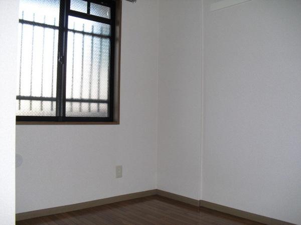 Other room space. Bright Western-style