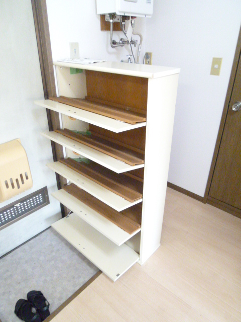 Receipt. Compact shoe box that does not take the place