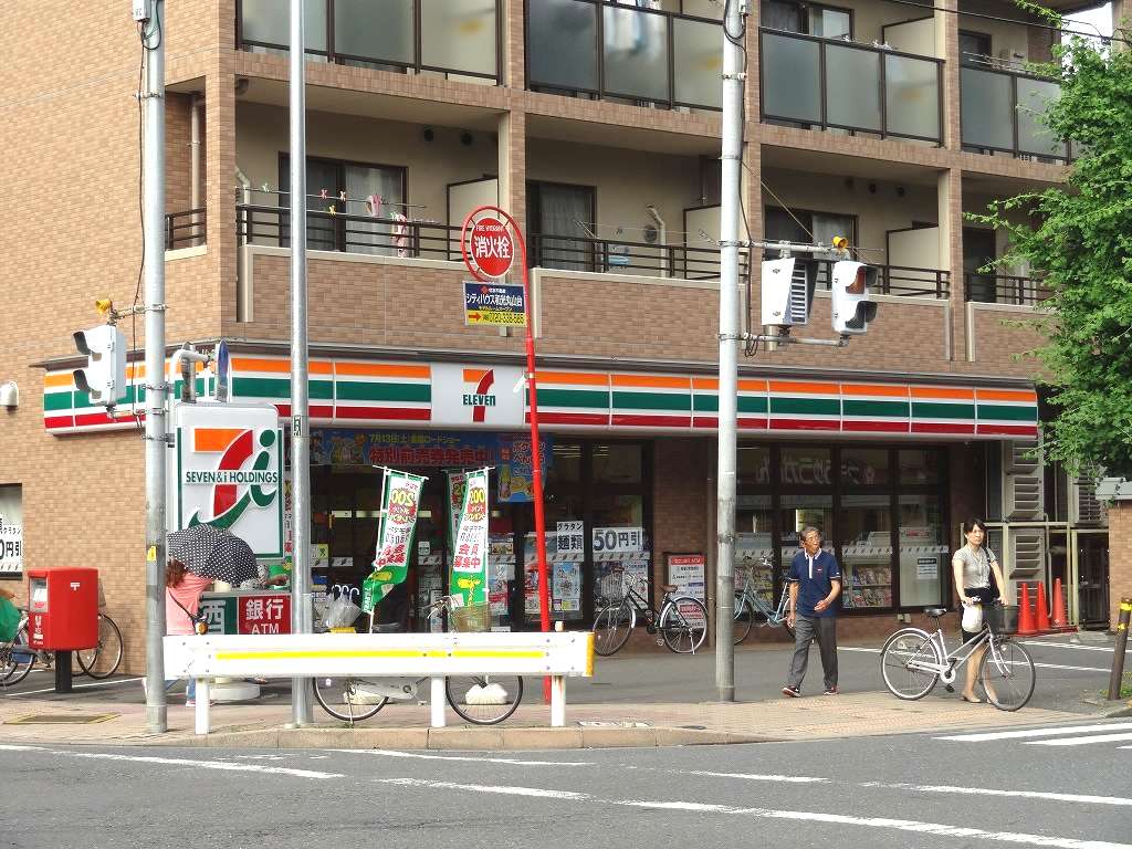 Convenience store. 210m to Seven-Eleven (convenience store)