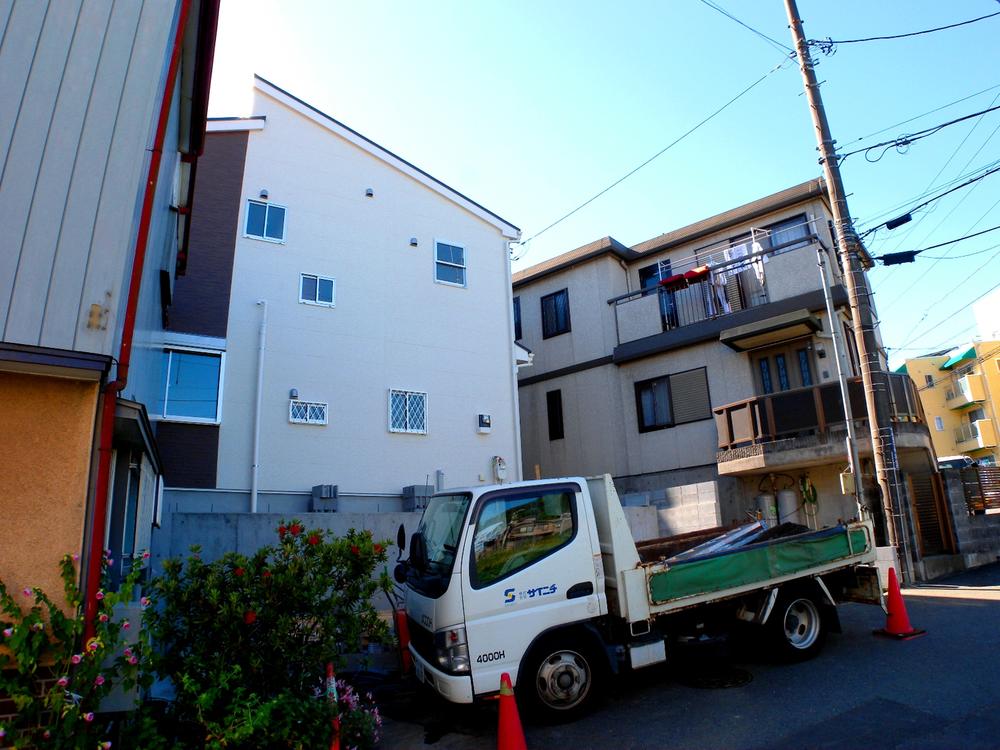 Local photos, including front road. Local (11 May 2013) Shooting