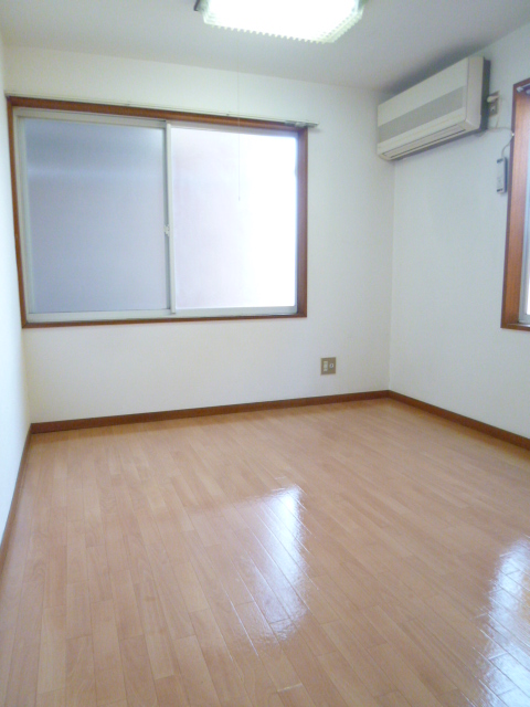 Living and room. Is the sound of the next is less likely to worry about because it is a corner room!