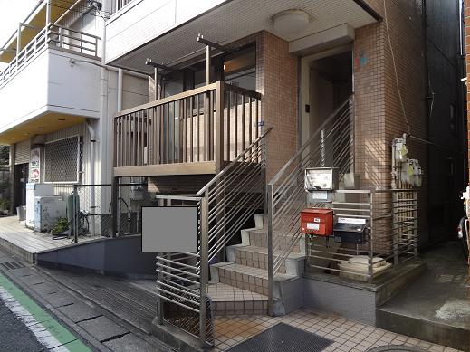 Building appearance. Although the first floor notation, The lower floor is the second floor of sense for warehouse