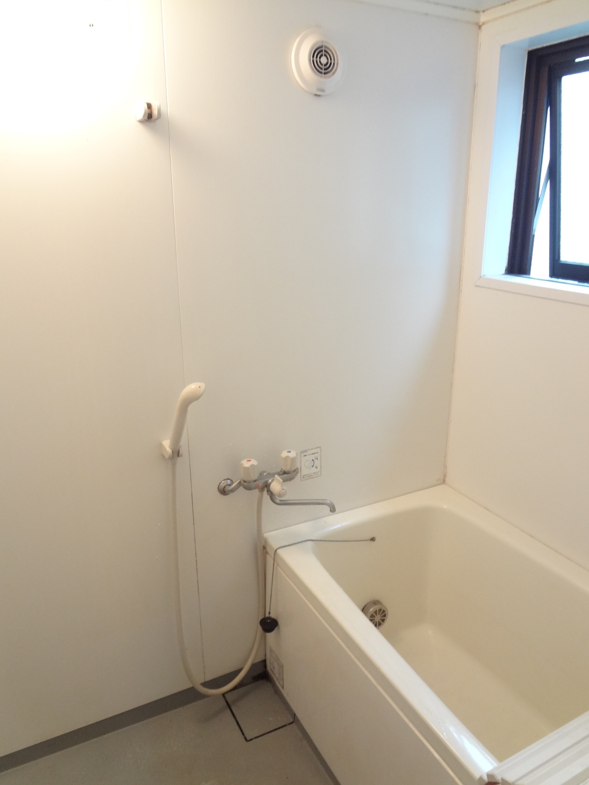Bath. Ventilation good further reheating function with a window located in the bathroom!