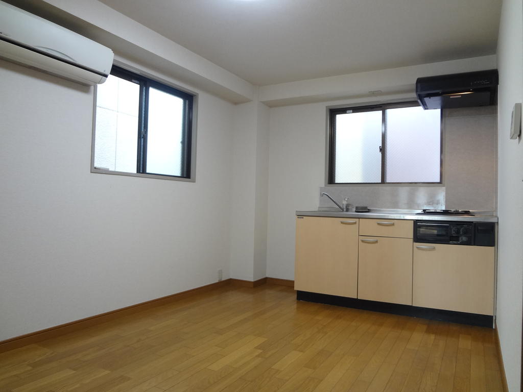 Kitchen. Dining space spacious two-sided lighting!