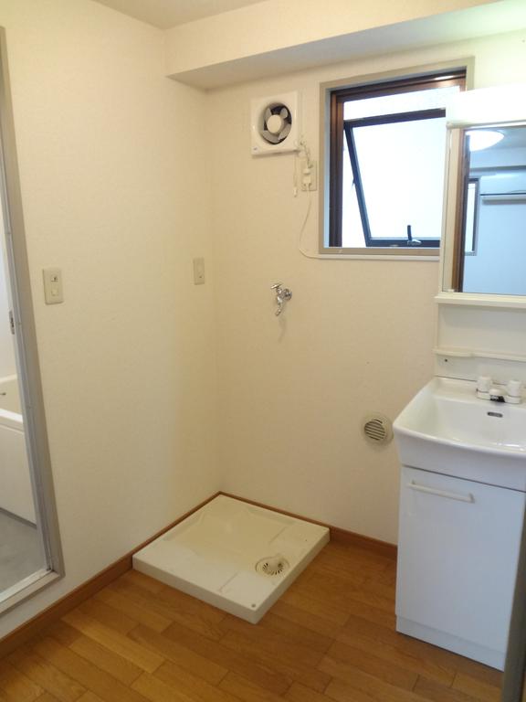 Washroom. Window There dressing room ventilation good of!