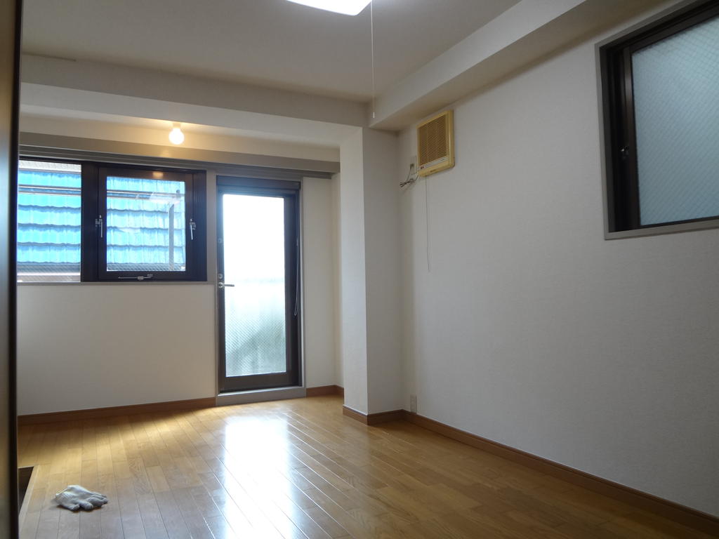 Living and room. 1 floor 1 household dihedral daylight bright indoor!