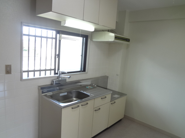Kitchen. Two-burner stove installation Allowed ◆ There is the upper storage shelves