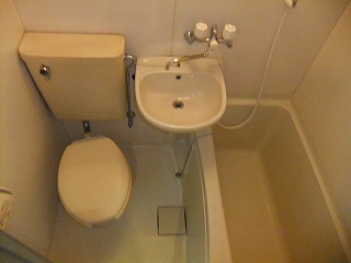 Bath. 3-point unit bus