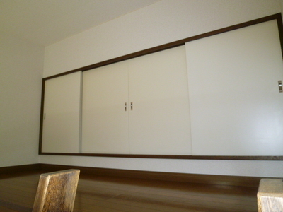 Living and room. Loft: Yes Storage! !