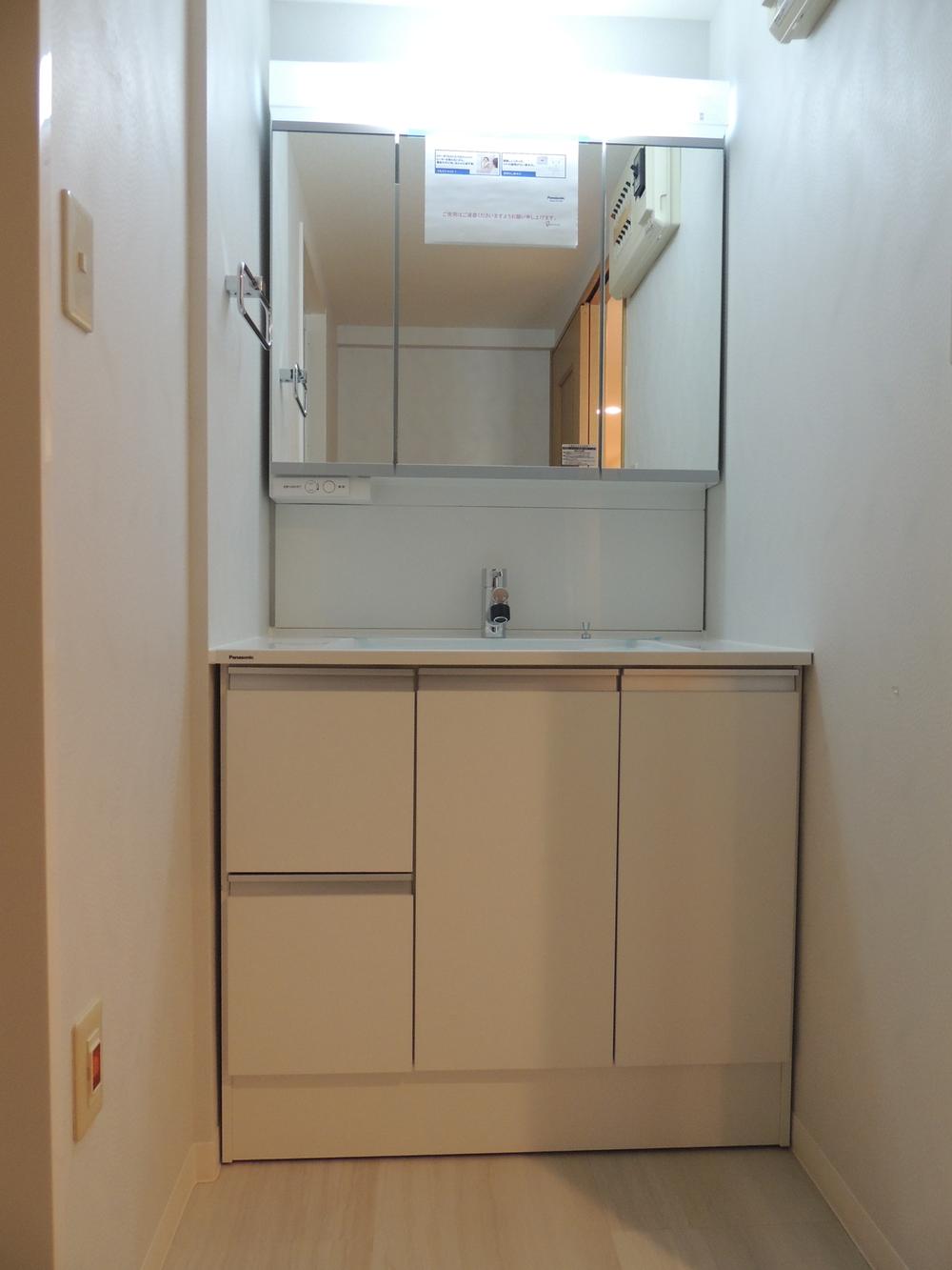 Wash basin, toilet. Interior