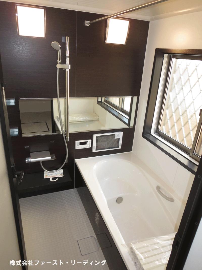 Bathroom. 12 inches is a TV with a bathroom! (November 2013) Shooting