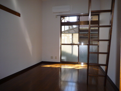 Living and room. It is a day of southwestward! 