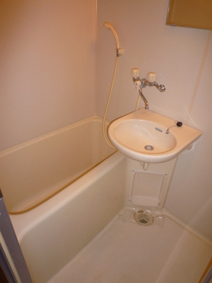 Bath. Tired of the day, let's shed here