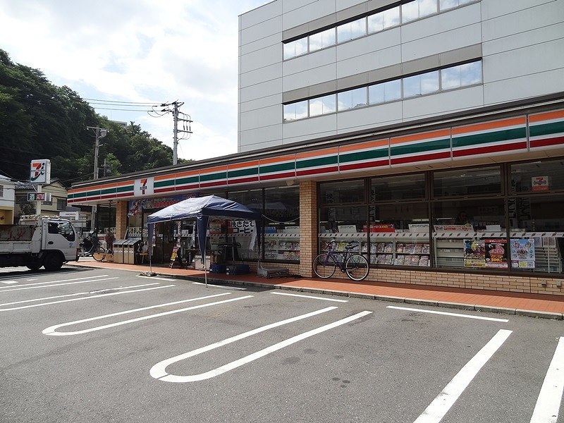 Convenience store. 450m to Seven-Eleven (convenience store)