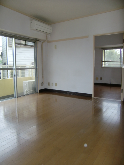 Living and room. Facility, Floor coverings, etc., There is a slightly different.