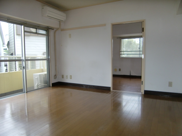 Living and room. It will be in a room photo of the same type 4F.