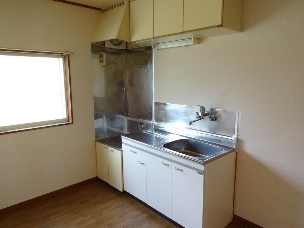 Kitchen. You can also enjoy dishes at 2 lot gas stoves installed Allowed spacious kitchen