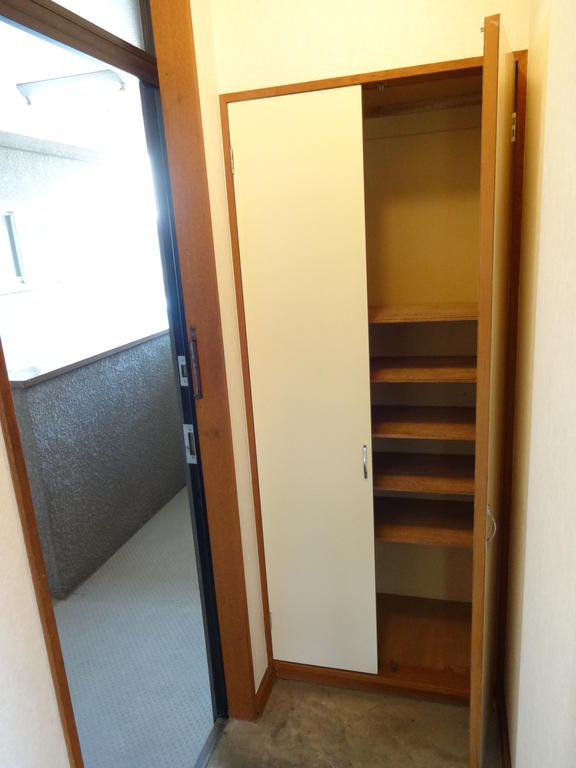 Entrance. Shoe storage boots of large capacity will enter a breeze