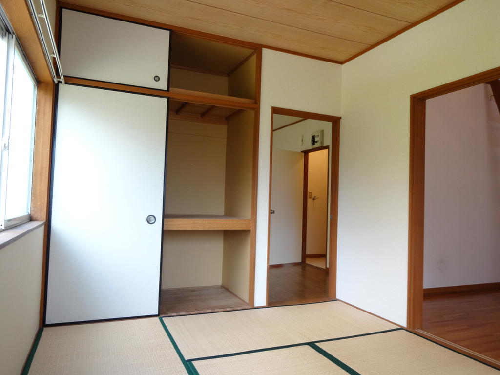 Living and room. Corner room, There is a window on two sides, Ventilation good