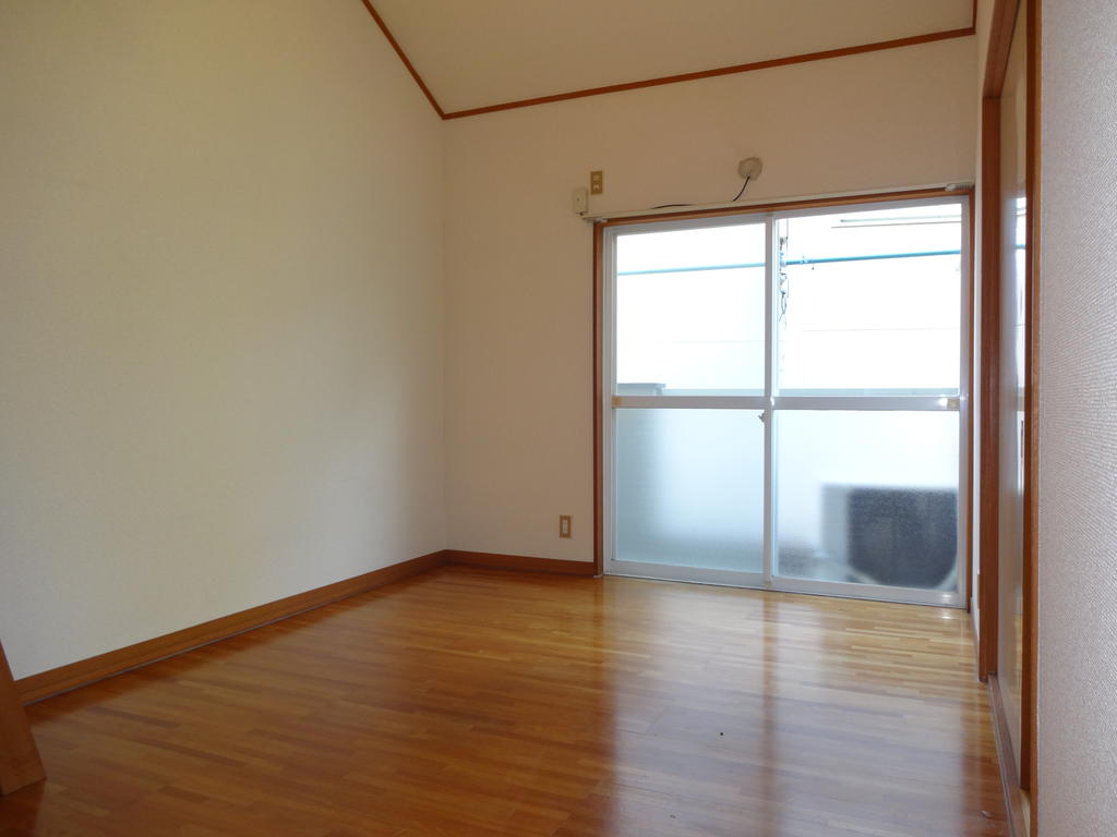 Living and room. 6 Pledge Western-style room with a loft