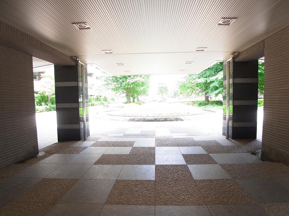 Entrance. Porte-cochere