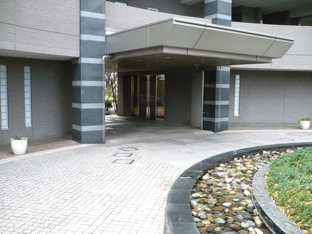 Entrance. Entrance approach