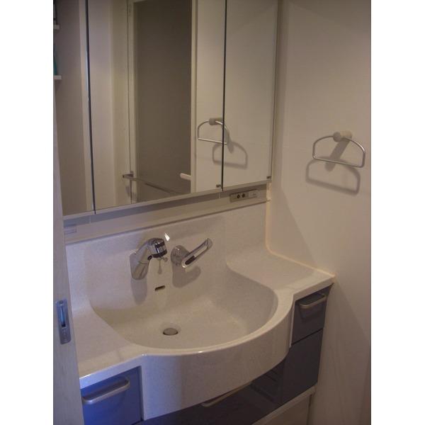 Wash basin, toilet. Wash basin