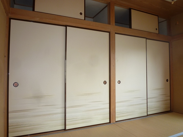 Receipt. Between Japanese-style closet storage 2